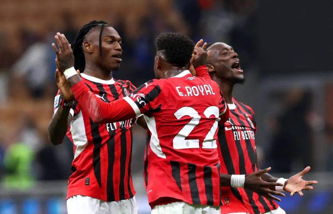 多特蒙德赛前列队欢迎AC米兰，尊重对手尽显风度！